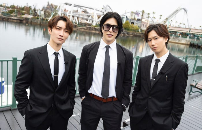 渡辺翔太、ROLAND、阿部亮平(C)Universal Studios Japan TM & (C)Universal Studios. All rights reserved.