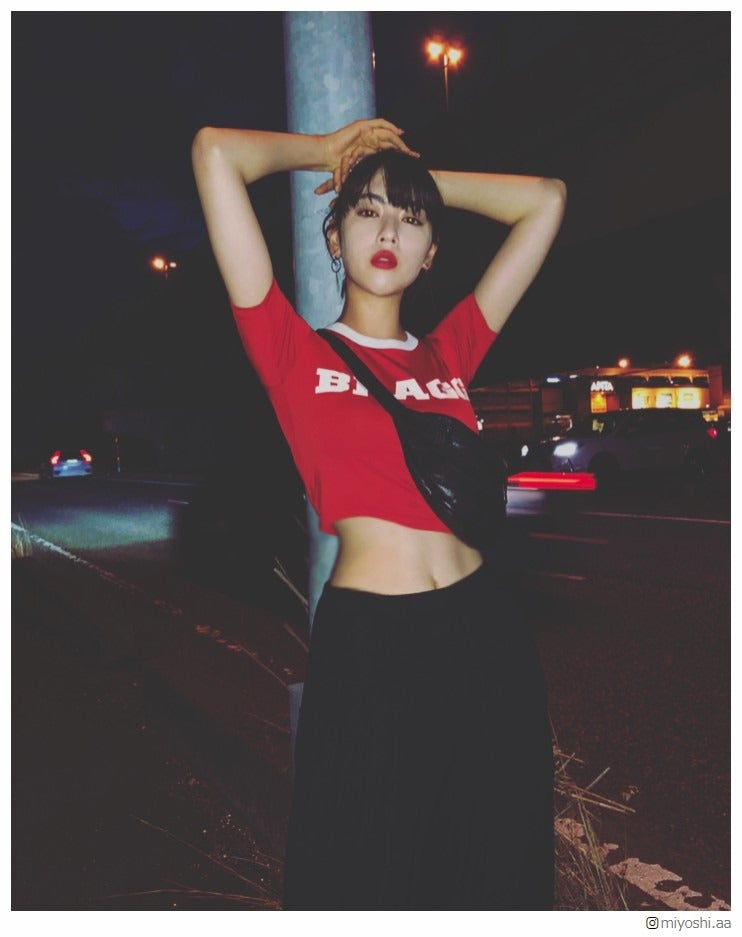 三吉彩花のほっそり美くびれに釘付け「抜群のプロポーション」「憧れる」と絶賛の声