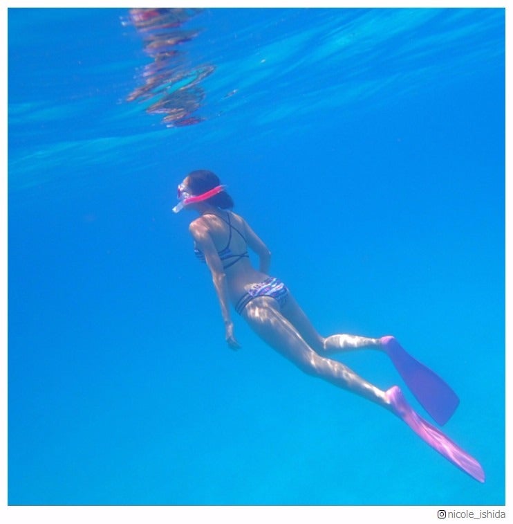 石田ニコル、セクシー水着で海中遊泳「神秘的！」「スタイル抜群」の声