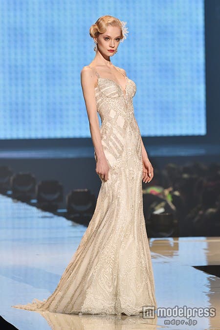 きらびやかなビーズが輝くドレス/「マグノリア ホワイト」のステージの様子