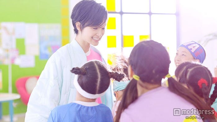 子どもたちに囲まれる剛力彩芽