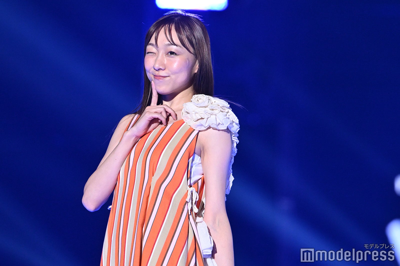 須田亜香里、ノースリーブワンピでヘルシー肌見せ ウインクで悩殺【TGC 2024 A／W】
