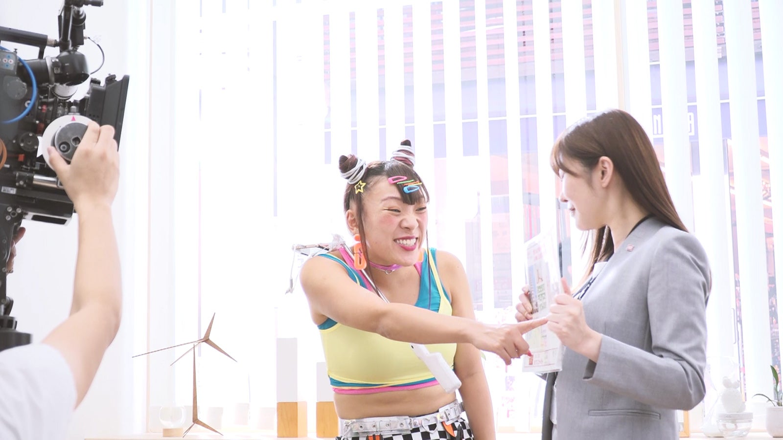 フワちゃん、指原莉乃／新CMメイキング映像より（提供写真）