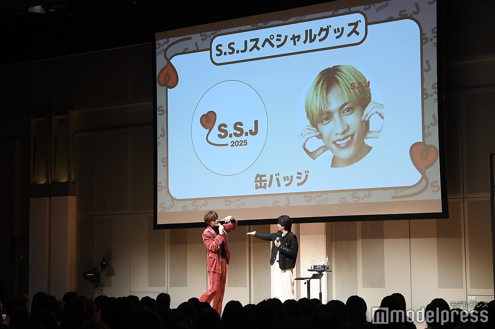 来場者プレゼントの缶バッジが欲しい城田優へプレゼントする志尊淳（C）モデルプレス