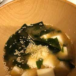 この日は、豆腐の味噌汁にショウガを入れました。あとは、納豆と韓国のりも、好きな組み合わせです（提供写真）