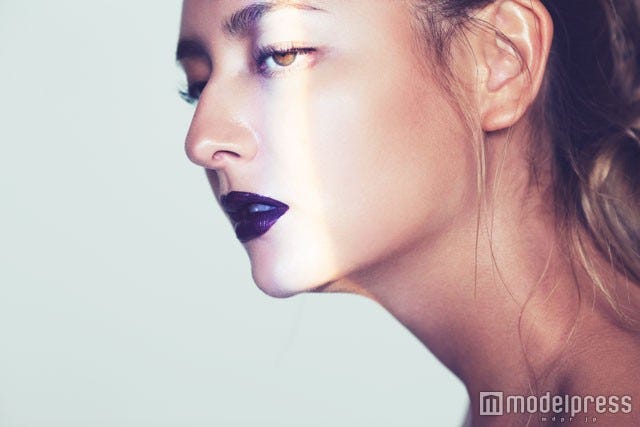 ELLI ARAKAWA/エリーローズ/画像提供・イヴ・サンローラン・ボーテ