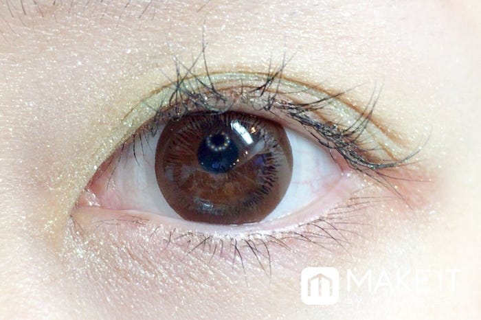 ルナソル/シアーコントラストアイズ/04 Green Coral 使用 (C)メイクイット