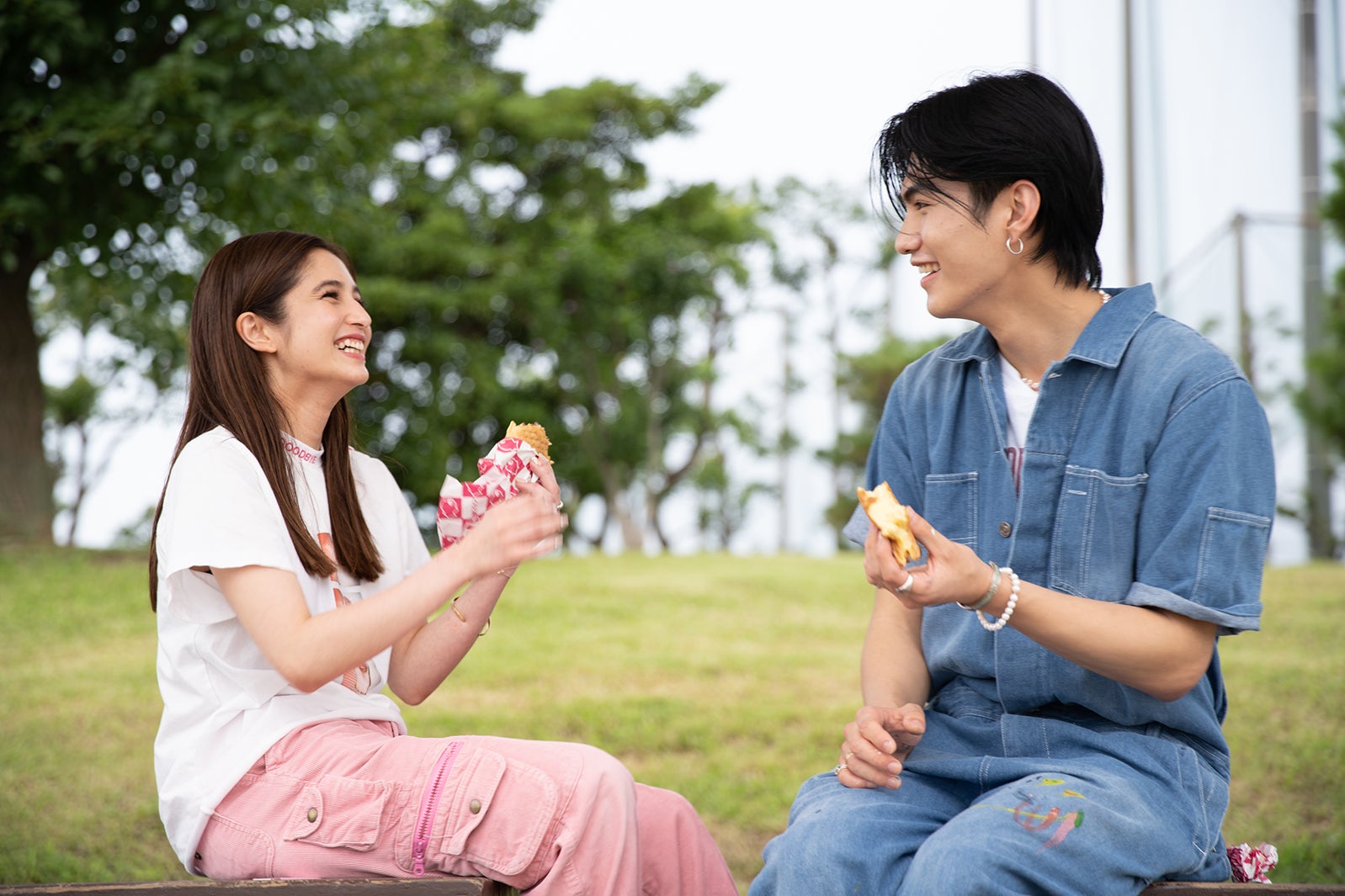 海外経験のある2人は、英語で時折会話「虹とオオカミには騙されない」第3話（C）AbemaTV, Inc.