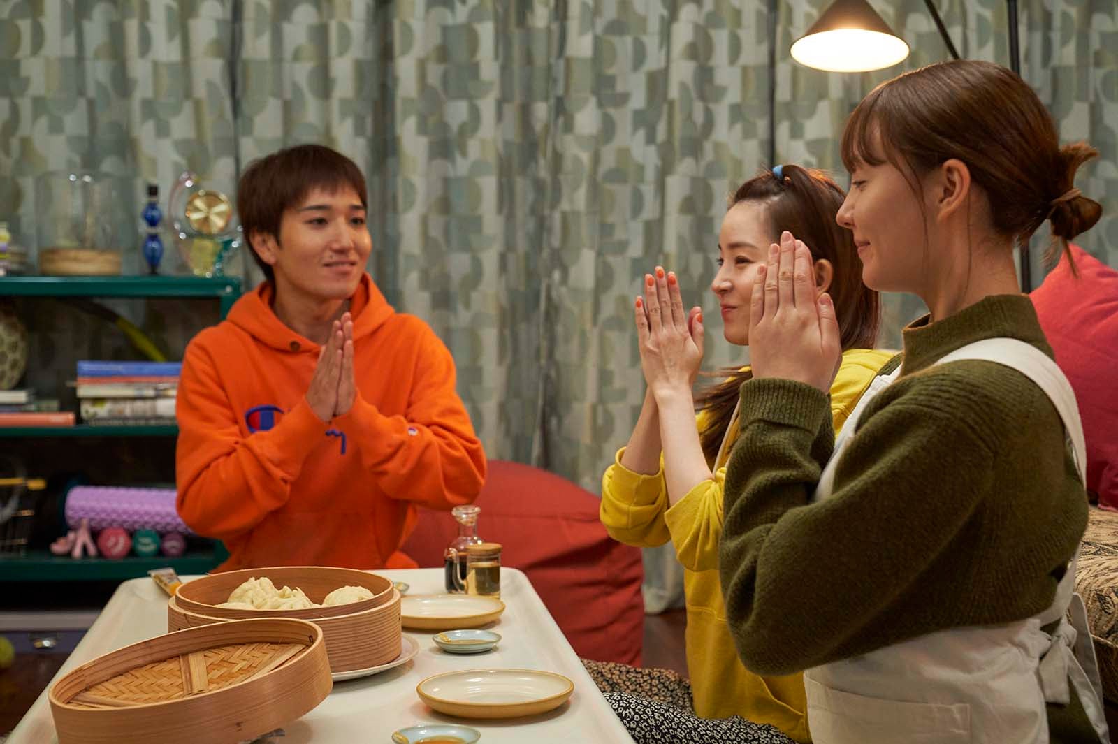 三河悠冴、蓮佛美沙子、トリンドル玲奈／「今夜すきやきだよ」第4話より（C）「今夜すきやきだよ」製作委員会