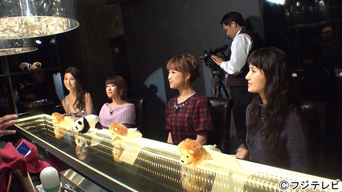 「オスカフェ」トークの様子(左から)橋本マナミ、矢口真里、鈴木奈々、市川紗椰