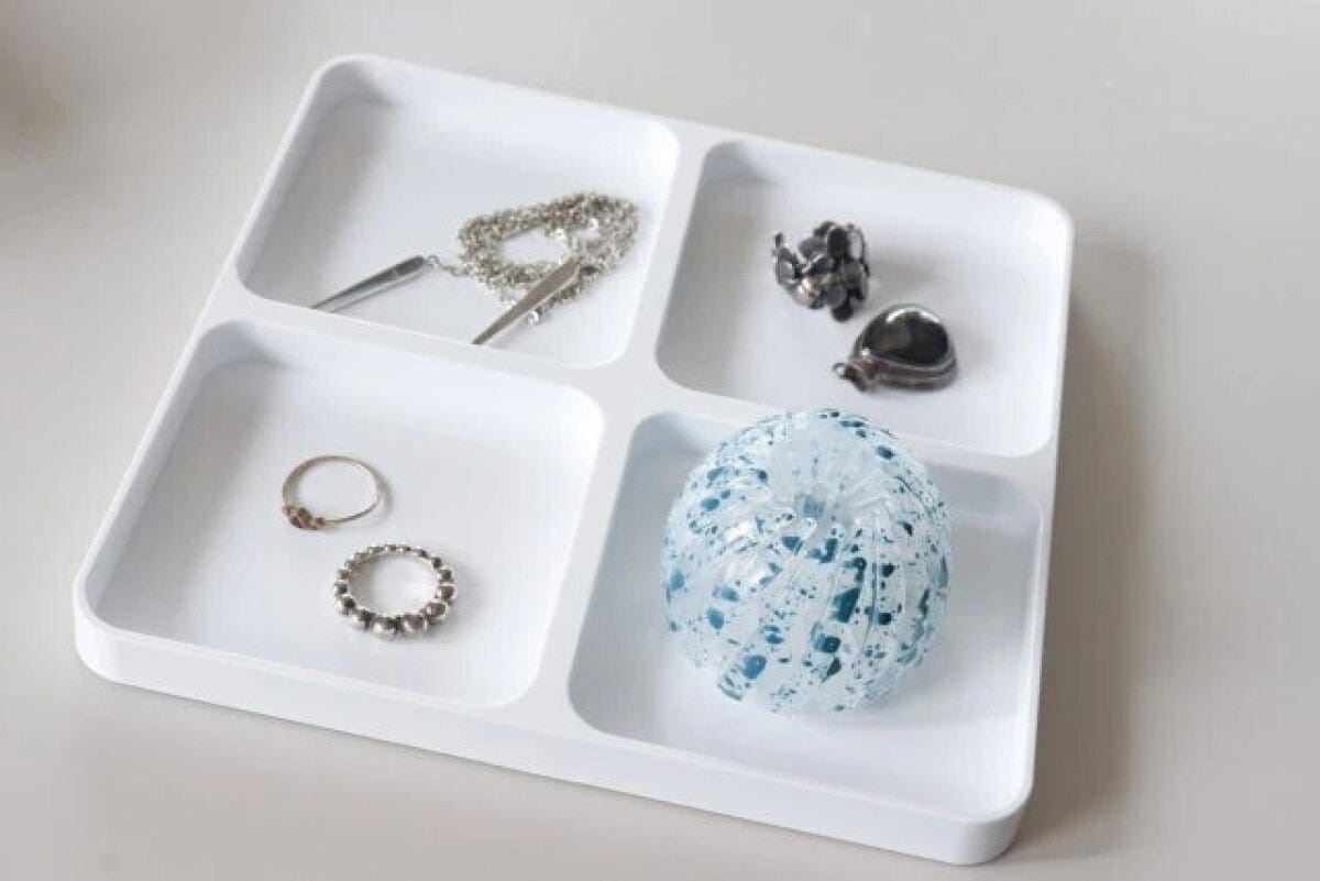 ダイソー　卓上収納ケース（組み立てタイプ、台座、4ブロック）　使用例