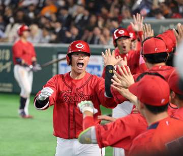 広島・坂倉 大逆転G倒3ラン！七回2死まで無安打も八回一気 3ボール「振るとは決めてました」開幕以来9カードぶり勝ち越し