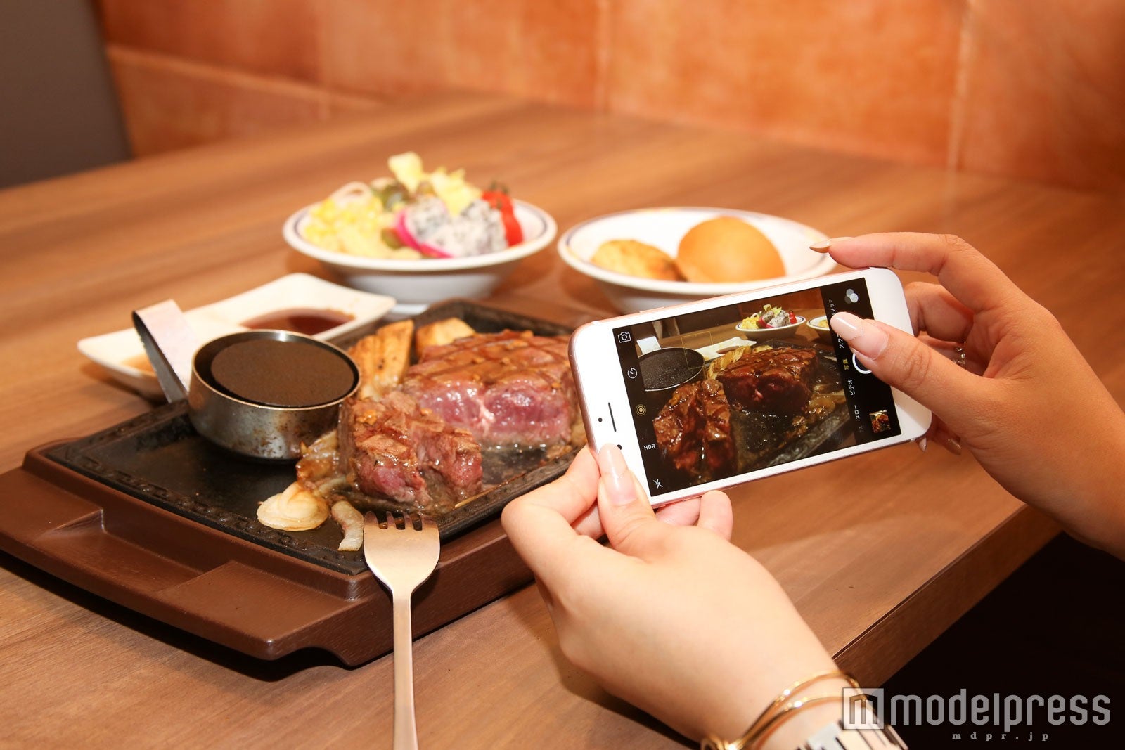 横から撮れば迫力満点（C）モデルプレス