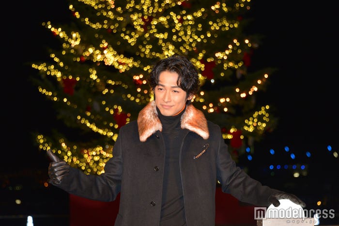 ポーズをキメるディーン・フジオカ(C)モデルプレス