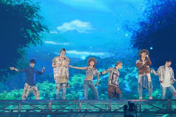 AAA(左から)西島隆弘、浦田直也、宇野実彩子、末吉秀太、與真司郎、日高光啓(画像提供:avex)