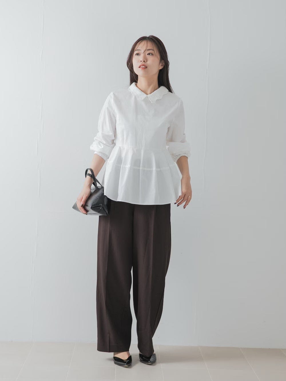 襟に細かなレースを取り入れた大人向けブラウス 出典:WEAR
