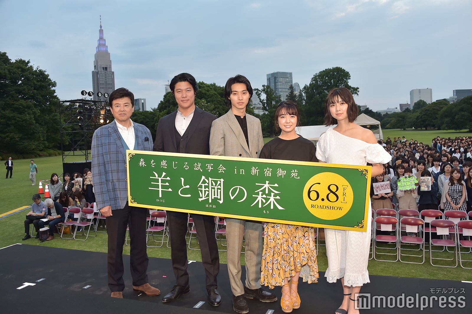 （左から）三浦友和、鈴木亮平、山崎賢人、上白石萌音、上白石萌歌（C）モデルプレス