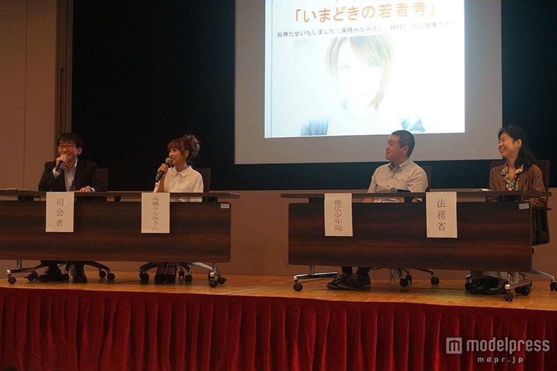 高橋みなみ（左から2番目）