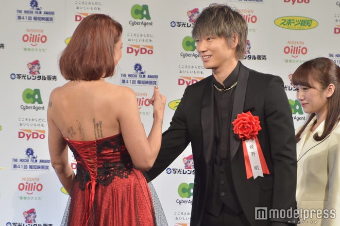 LiLiCoと綾野剛 (C)モデルプレス