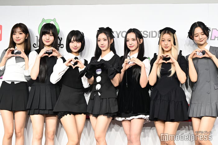 MADEIN(左から)ミユ、セリナ、ナゴミ、イェソ、マシロ、スヘ、ガウン(C)モデルプレス