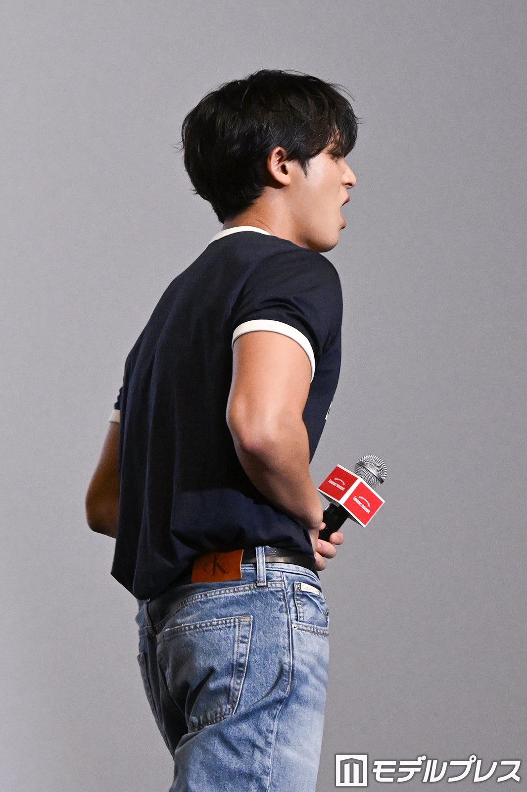 お腹が空いてしまいお腹を押さえるMINGYU（ミンギュ）（C）モデルプレス