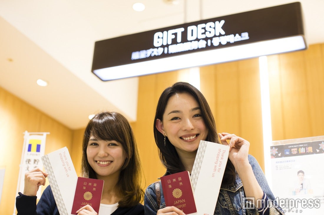 GIFT DESK／モデル：比留川良子、百済友希（C）モデルプレス