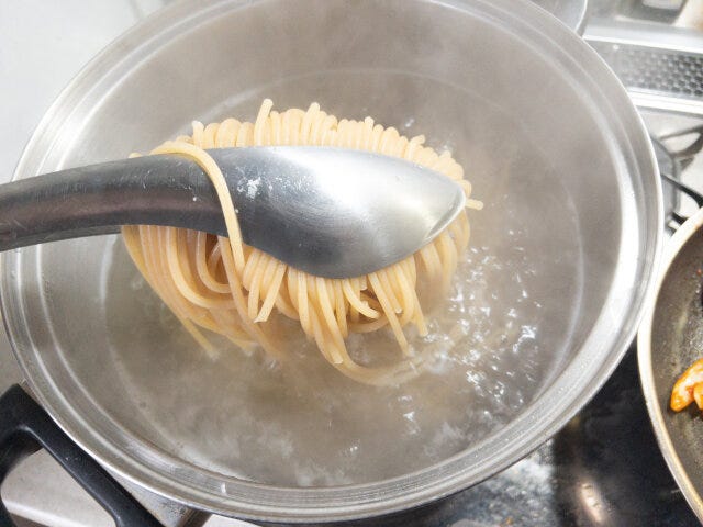 パスタは、袋の記載のマイナス1分で茹であげます