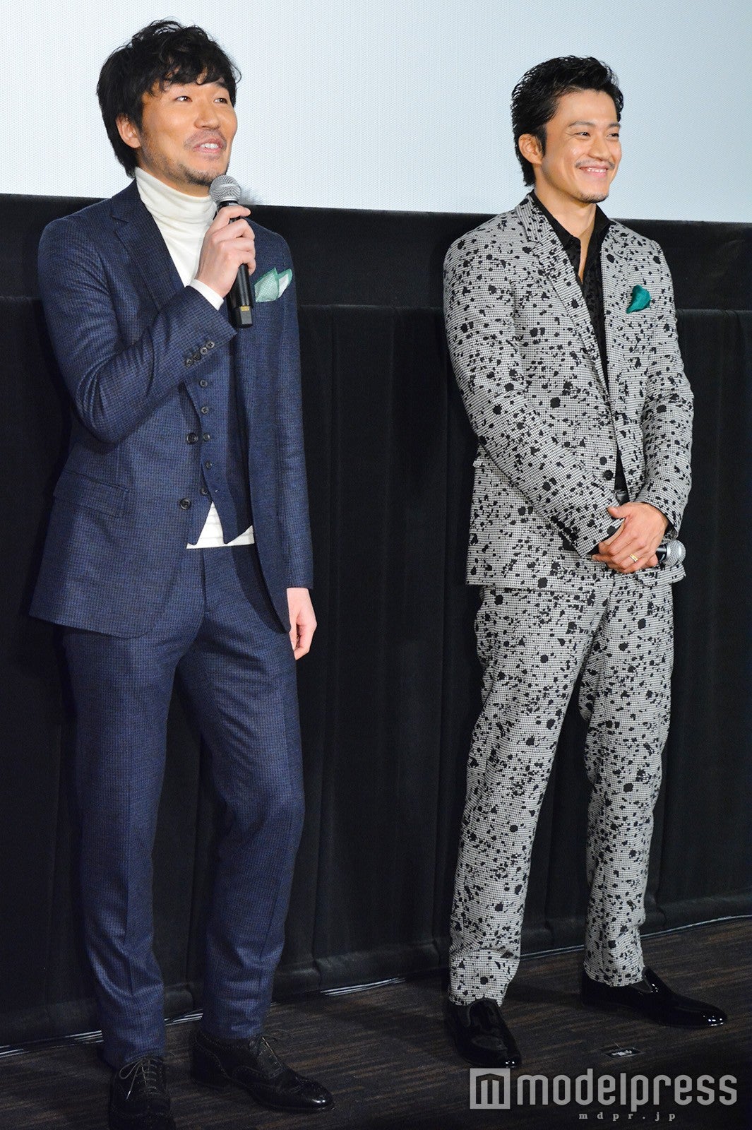 小栗旬（右）と高橋努 （C）モデルプレス