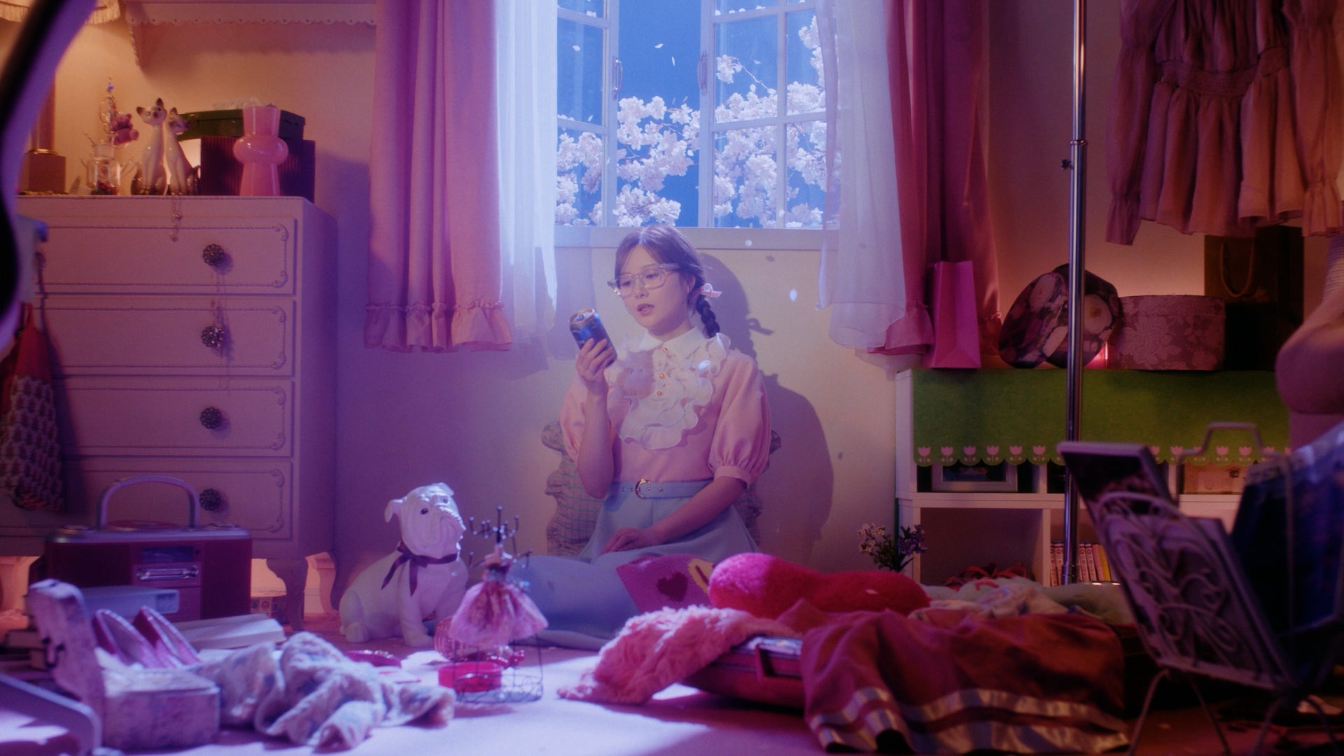 白石麻衣「プレモルの缶が金から紺に変わるころ」ミュージックビデオ（提供写真）