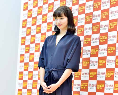 小松菜奈、外ハネ&オールインワンの上品トレンドコーデが可愛い<ファッションチェック>