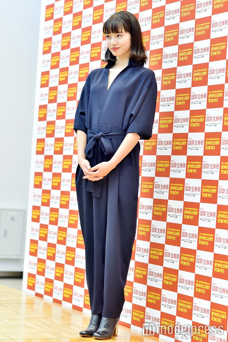 小松菜奈 外ハネ オールインワンの上品トレンドコーデが可愛い ファッションチェック モデルプレス 小松菜奈 外ハネ オールインワンの上品トレンドコーデが可愛い ファッションチェック モデルプレス