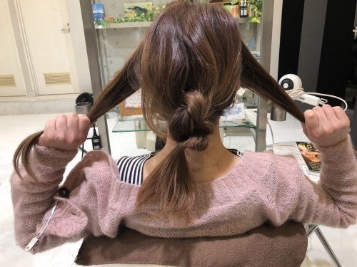 残したサイドの髪を、STEP3で作った結び目の下に集めて結び、一緒にゴムでくくる