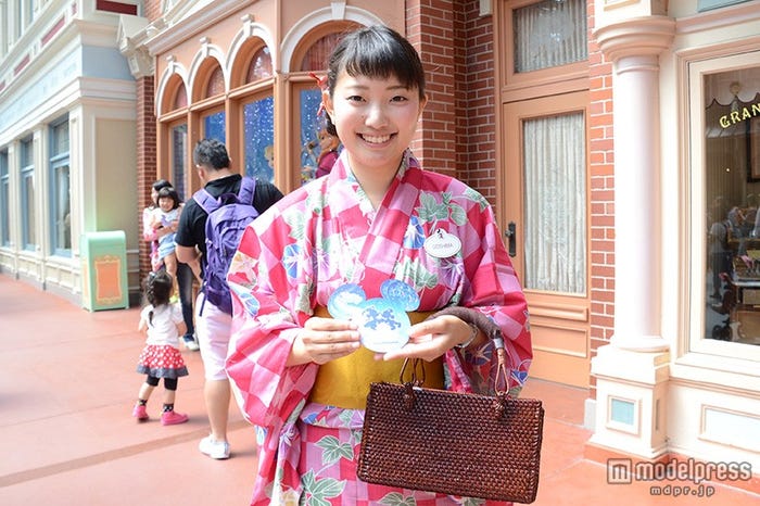 ディズニーランドでウィッシングカードを配布するキャスト