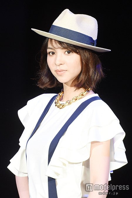 モデル鈴木サチ、大人可愛い初夏コーデで爽やかランウェイ