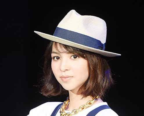 モデル鈴木サチ、大人可愛い初夏コーデで爽やかランウェイ