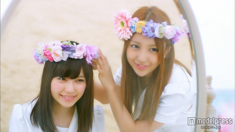 31stシングル「さよならクロール」のMVより、“姉妹”をテーマにしたシーン（左：島崎遥香、右：板野友美）