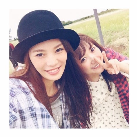 島袋聖南(左)&菅野結以の2ショット/菅野結以ブログ(Ameba)より