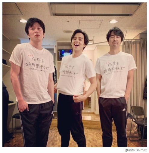 田中圭＆満島真之介＆眞島秀和、“おそろいTシャツ”で舞台稽古「仲良しすぎる」と話題