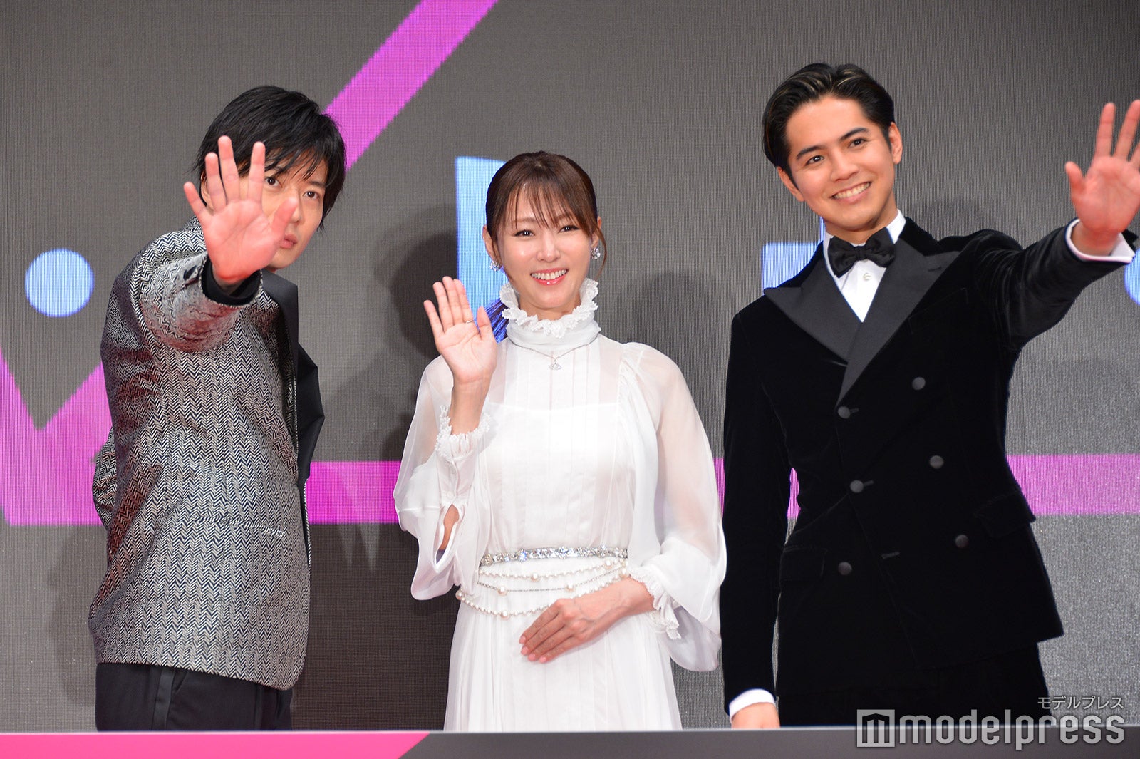 「A 2 Z」が世界に配信されるので手で表現する田中圭、深田恭子、片寄涼太（C）モデルプレス