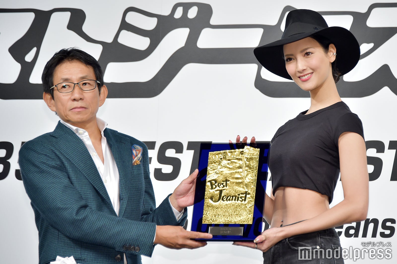 （右）菜々緒（C）モデルプレス