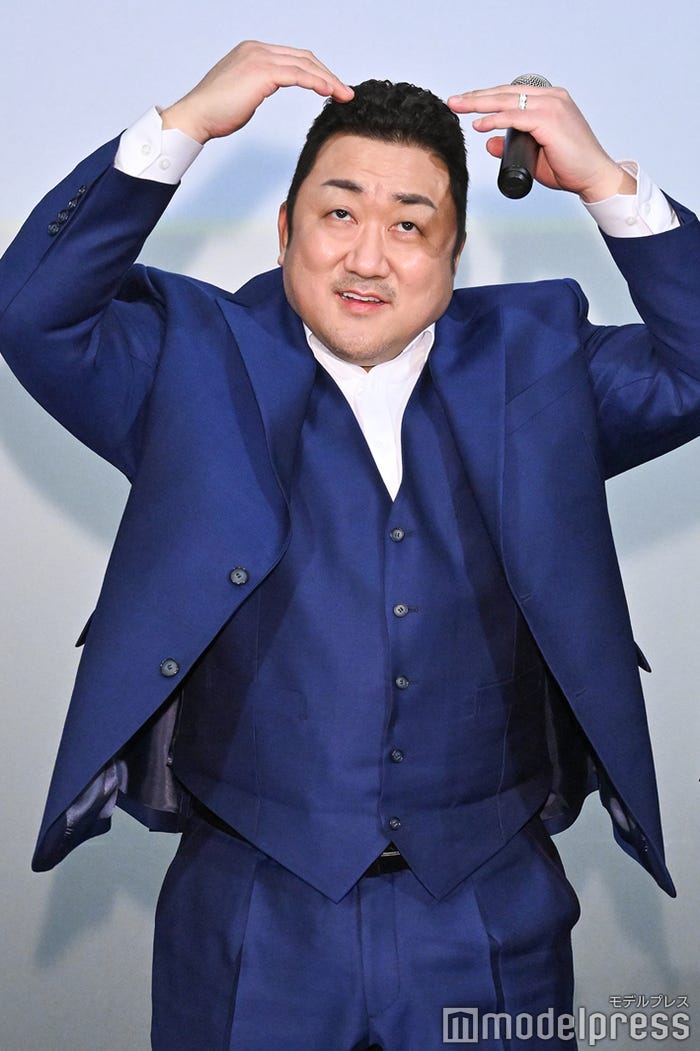 ファンサービスをするマ・ドンソク(C)モデルプレス