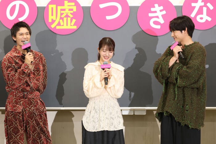 佐野勇斗、浜辺美波、赤楚衛二(C)2024「六人の嘘つきな大学生」製作委員会