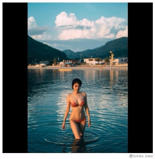 馬場ふみか、豊満バストあらわな妖艶ビキニショットで魅了「女神だ」「完璧ボディ」