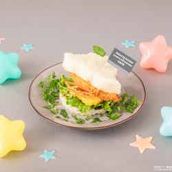 灰原雄 × コロコロクリリン のり弁バーガー税込1,390円(C)芥見下々/集英社・呪術廻戦製作委員会 (C)2025 SANRIO CO., LTD. APPROVAL NO. L660907