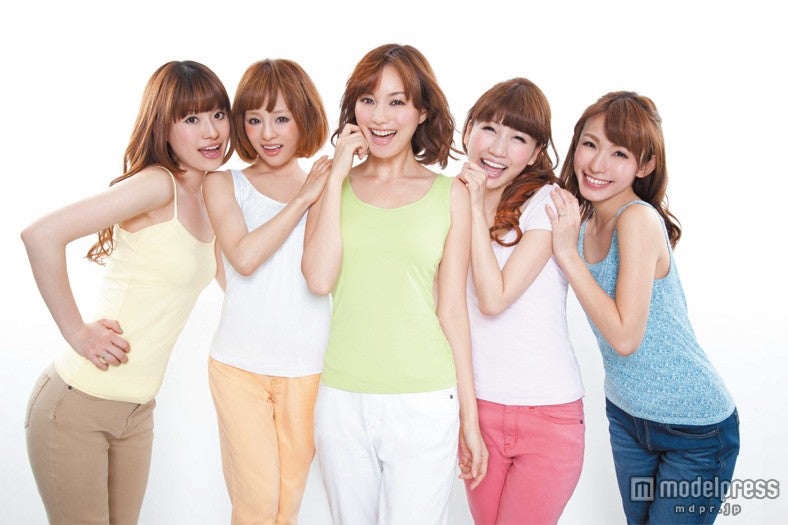 蛯原友里の双子の妹がCM初出演　あいのり桃らと美女競演