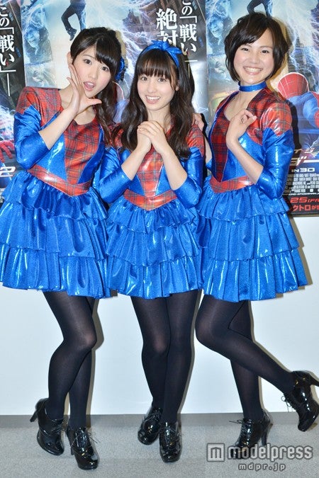 スパイダーマン風のフリルワンピースを着こなし美貌を披露