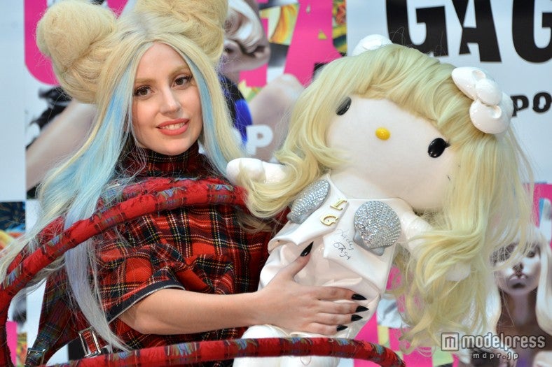 東北復興支援のチャリティー・オークションに出品する世界で2体しか存在しないハローキティーのぬいぐるみ