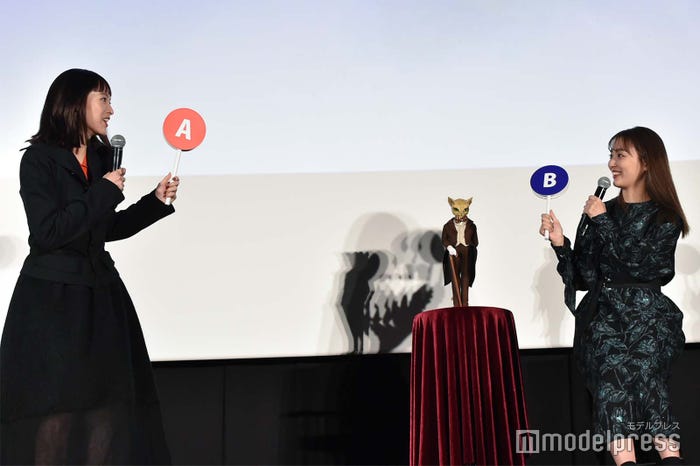 1人だけ違う回答であることに驚く清野菜名 (C)モデルプレス