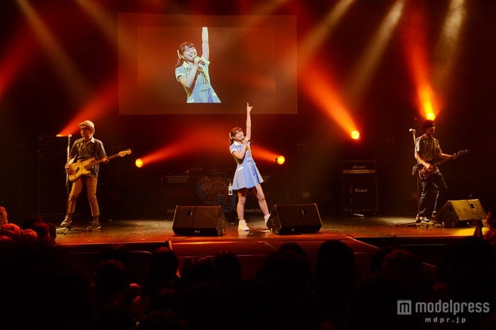渋谷のギャルらを盛り上げるメンバー/ 「Campus Summit 2014-20th Anniversary-」ライブの様子