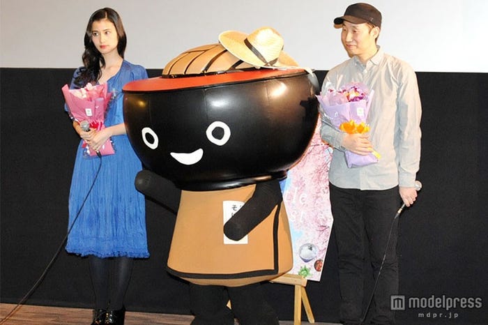 森淳一監督(右)と岩手県内で行われた舞台挨拶に登壇した橋本愛(左)